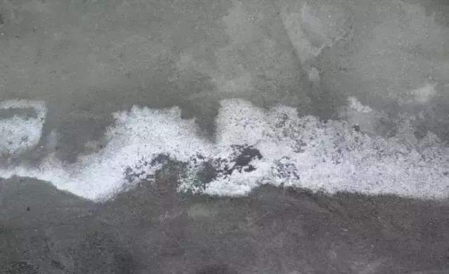 金刚砂地面返碱的处理